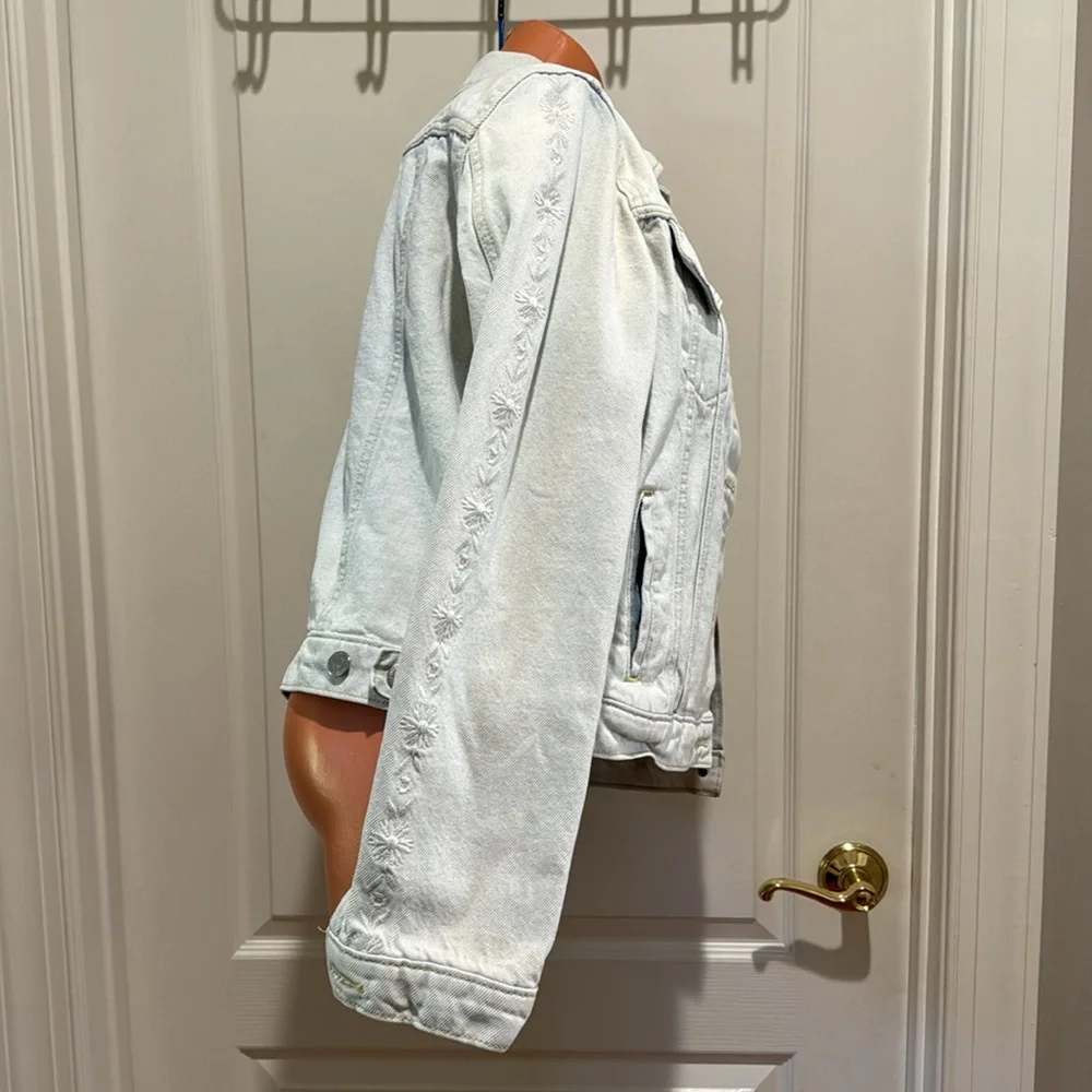LEVI’S Bleached Denim Trucker Jacket Embroidered Sleeves Y XL Fits S Small Adult